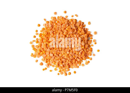Stapel von roten Linsen auf einem weißen Hintergrund von oben isoliert. Stockfoto