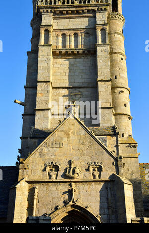 Frankreich, Finistere, Roscoff mit Clocktower (1701) der Kirche Notre-Dame de Croaz Batz Stockfoto