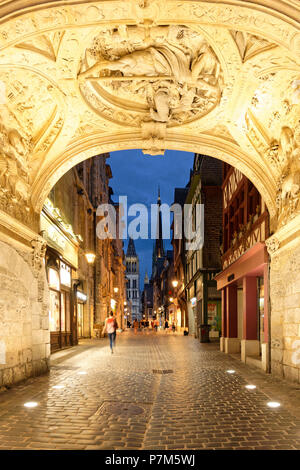 Frankreich, Seine Maritime, Rouen, Rue du Gros Horloge und die Kathedrale Notre Dame, Renaissance Bogen der Gros Horloge Stockfoto