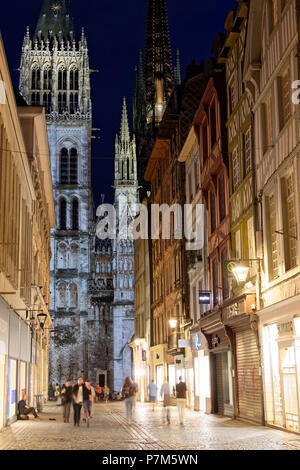 Frankreich, Seine Maritime, Rouen, Rue du Gros Horloge und die Kathedrale Notre Dame Stockfoto