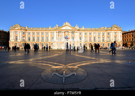 Frankreich, Haute Garonne, Toulouse, Capitole Platz, Rathaus und Occitan Cross Stockfoto