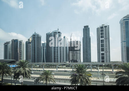 Futuristische Blick auf die Sheikh Zayed Road, eine große Autobahn in Dubai und der U-Bahnstation, Dubai, Vereinigte Arabische Emirate Stockfoto