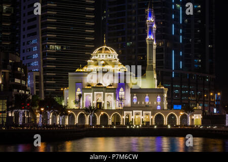 Schöne beleuchtete Moschee in Dubai Marina in der Nacht, Langzeitbelichtung, Dubai, Vereinigte Arabische Emirate Stockfoto