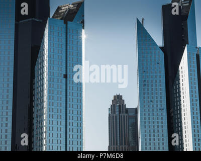 Detail Aufnahme der moderne, futuristische Architektur Fassade mit Sonnenlicht, Dubai, Vereinigte Arabische Emirate Stockfoto