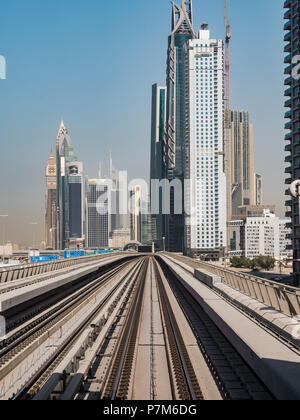 Dubai Metro entlang der Wolkenkratzer in Dubai, Vereinigte Arabische Emirate Stockfoto