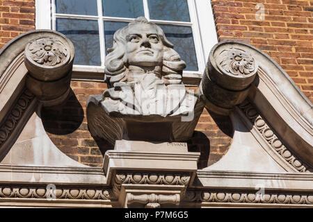 England, London, Bloomsbury, Brunswick Square, das Foundling Museum, Statue der Philanthrop Thomas Coram, Gründer der Foundling Hospital Stockfoto