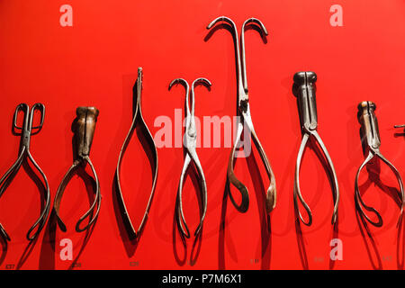 England, London, der Wellcome Collection, Anzeige von Vintage Obsetrical Pinzetten Stockfoto