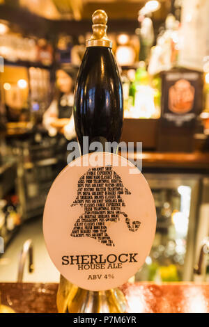 England, London, Damm, die Sherlock Holmes Pub, Bier Pumpe Griffe mit Sherlock Haus Ale und Watson's Golden Ale Stockfoto