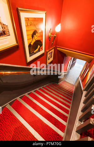 England, London, Covent Garden, in der Chandos Pub, Treppe Stockfoto