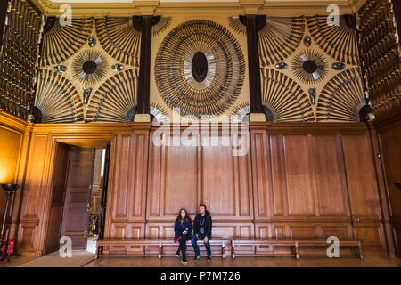 England, Middlesex, London, Kingston-upon-Thames, Hampton Court Palace, William III Apartments, Guard Königskammer Anzeigen von Pistolen Stockfoto