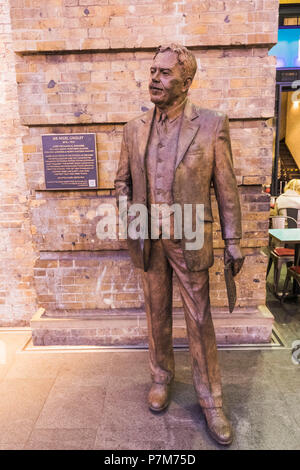 England, London, Kings Cross, Kings Cross Bahnhof, Statue von Sir Nigel Gresley Stockfoto