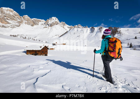 Ein Mädchen ist auf Fuciace, einem kleinen Dorf in den Dolomiten in der Nähe von San Pellegrino Pass, Soraga di Fassa, Biois Tal, Provinz Trient, Südtirol, Italien, Europa, Stockfoto