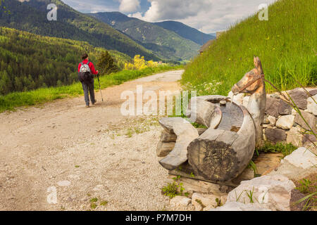 Wanderer geht auf dem Weg, Santa Magdalena, Villnösser Tal, Südtirol, Trentino Alto Adige, Provinz Bozen, Italien, Europa Stockfoto