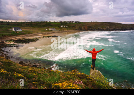 Übertretungen Bucht in Cléden-Cap-Sizun in der Morgendämmerung, Finistère, Bretagne, Frankreich. Stockfoto