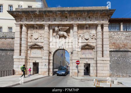 Festland Tor (Kopnena vrata) mit der Venezianischen geflügelte Löwe über Gate Eingang der Stadt Zadar, Dalmatien, Kroatien Stockfoto