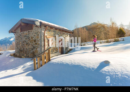 Frau Schneeschuhwandern in Malga Premalt, Aprica, Provinz Sondrio, Lombardei, Italien Stockfoto