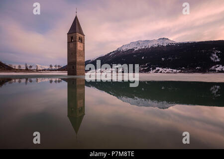 Der Kirchturm von Graun im Vinschgau, Reschensee - Lago di Resia, Bozen, Südtirol, Trentino Alto Adige, Italien Stockfoto