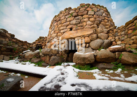 Schnee in Nuraghe La Prisgiona, Arzachena, Olbia Tempio Provinz, Sardinien, Italien, Europa, Stockfoto