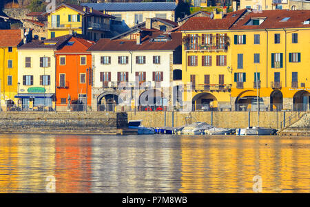 Farbige Häuser in Domaso spiegeln sich in den See, Domaso, Comer See, Lombardei, Italien, Europa, Stockfoto