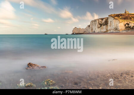 Strand und dem natürlichen Felsbogen Porte d'Amont Etretat, Normandie, Frankreich Stockfoto