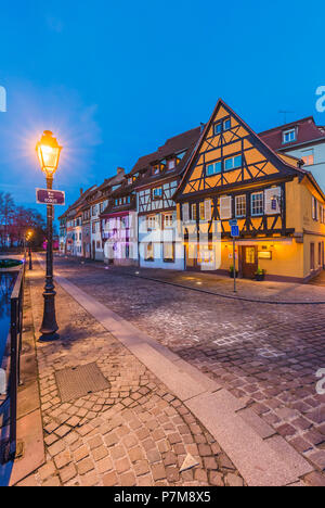 Bunte Fachwerkhäuser in der Nacht, Colmar, Frankreich Stockfoto