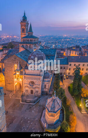 Basilika Santa Maria Maggiore mit Capella Colleoni/Colleoni Kapelle, von oben während der Dämmerung. Bergamo/Oberstadt, Lombardei, Italien, Stockfoto