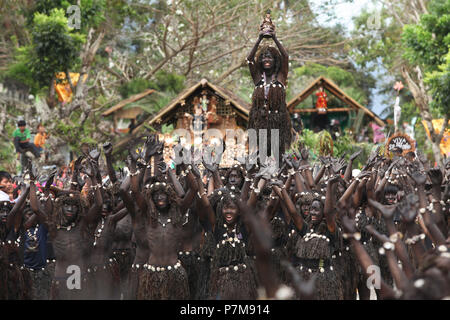 Frauen, die sich in einem Santo Nino Figur bei Ati Atihan Festival, Ibajay Stockfoto