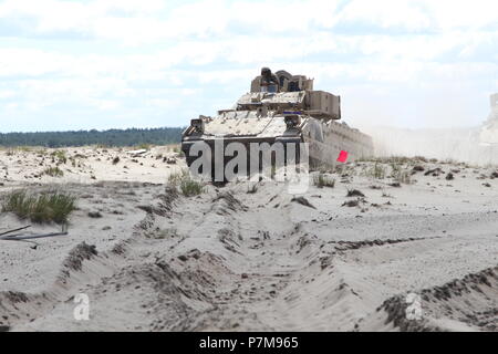 Soldaten zu 91St Brigade Engineer Battalion Manöver vergeben ihre Bradley Fighting Fahrzeug durch den Sand während der Ingenieur Qualifikation Tabellen in Swietoszow, Polen, 30. Juni 2017. Höhepunkt dieser Veranstaltung war eine Vorbereitung für ein Unternehmen kombinierte Waffen live fire Übung in die nahe Zukunft. Das Gerät wird derzeit zur Unterstützung der Atlantischen lösen in Europa eingesetzt. (U.S. Army National Guard Foto: Staff Sgt. Ron Lee, 382 Öffentliche Angelegenheiten Loslösung, 1 ABCT, 1 CD-/Freigegeben) Stockfoto