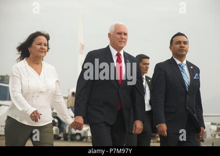 U.S. Vice President Mike Pence, Zentrum begleitet seine Frau, Karen Pence, über den Flug am Internationalen Flughafen La Aurora in Guatemala City, Guatemala, Guatemala's First Lady zu treffen, Patricia Morales, 28. Juni 2018. Karen Pence flog mit Morales auf Ein CH-53E Super Stallion Hubschrauber mit speziellen Zweck Marine Air-Ground Task Force - südliche La-Befehl Escuintla, einem Gebiet, das von Vulkanausbrüchen von Fuego Vulkan beschädigt zu besuchen. Pence und ihr Personal Care-Pakete für Familien und der Gesamtschaden durch den Vulkan, der das Leben von Millionen von Menschen in der betroffenen Region verursacht hat, bewertet. Stockfoto