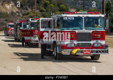 Feuerwehrmänner mit dem Camp Pendleton Feuerwehr bekämpfen einen Brand in der Santa Margarita/De Luz Wohngebiet auf der Marine Corps Base Camp Pendleton, Kalifornien, 6. Juli 2018. (U.S. Marine Corps Foto von Cpl. Dylan Chagnon) Stockfoto