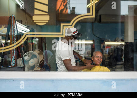 Ein Mann erhält seinen Bart in einem Barbershop in Havanna, Kuba getrimmt. Stockfoto