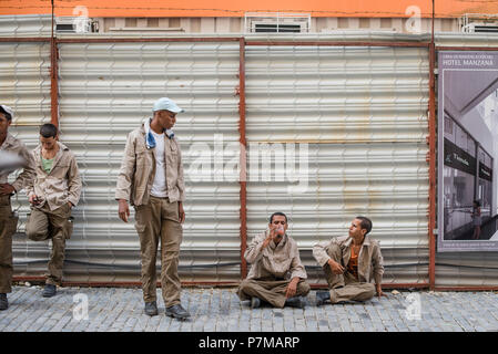 Bauarbeiter machen Sie eine Pause an einem heißen Tag in Havanna, Kuba. Stockfoto