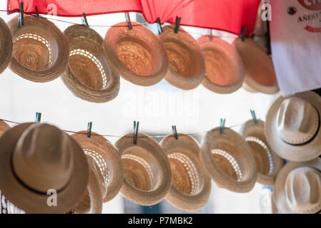 Hüte für Verkauf an einem heissen Sommertag in Havanna. Stockfoto