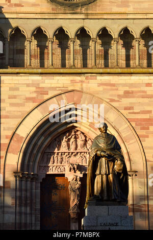 Frankreich, Bas Rhin, Obernai, pivert Denkmal vor Saint Pierre und Paul Kirche Stockfoto