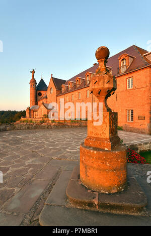 Frankreich, Bas Rhin, Mont St. Odile, Sainte Odile Kloster mit geographischen Sonnenuhr mit 24 Flächen Stockfoto