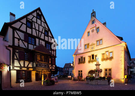 Frankreich, Haut Rhin, Alsace Wein Straße, Turckheim, Turenne, Brunnen, der Jungfrau und Kind des achtzehnten Jahrhunderts, vor dem Corps de Garde Stockfoto