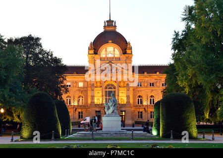 Frankreich, Bas Rhin, Straßburg, Neustadt aus dem deutschen Zeitraum als Weltkulturerbe von der UNESCO, Place de la Republique, der Palais du Rhin Kaiserpalast (ehemaligen) und Krieg Denkmal, eine Mutter hält Ihr zwei sterben Kinder, schaut man über Frankreich und der andere schaut über Deutschland Stockfoto