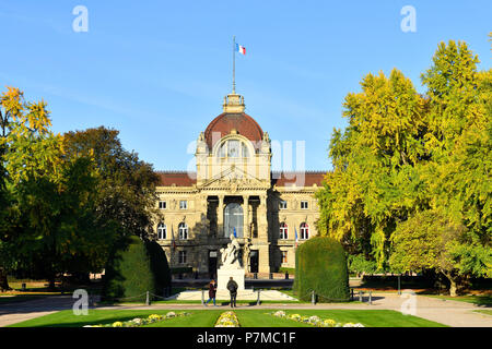 Frankreich, Bas Rhin, Straßburg, Neustadt aus dem deutschen Zeitraum als Weltkulturerbe von der UNESCO, Place de la Republique, der Palais du Rhin Kaiserpalast (ehemaligen) und Krieg Denkmal, eine Mutter hält Ihr zwei sterben Kinder, schaut man über Frankreich und der andere schaut über Deutschland Stockfoto