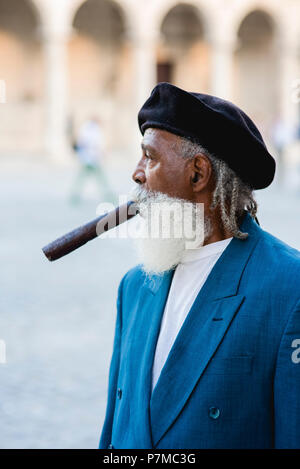 Ein tadellos gekleideter Mann rauchen eine riesige Zigarre auf den Straßen in Havanna, Kuba. Er war in der National Geographic Traveler vor Jahren. Stockfoto