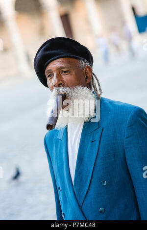 Ein tadellos gekleideter Mann rauchen eine riesige Zigarre auf den Straßen in Havanna, Kuba. Er war in der National Geographic Traveler vor Jahren. Stockfoto