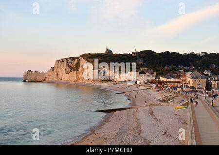 Frankreich, Seine Maritime, Pays de Caux, Cote d'Albatre (Alabaster Küste), Etretat und Strand, Felsen Aval und im Hintergrund die Amont Cliff und Notre Dame de la Garde Kirche Stockfoto