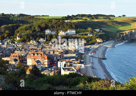 Frankreich, Seine Maritime, Pays de Caux, Cote d'Albatre (Alabaster Küste), Etretat und Strand Stockfoto