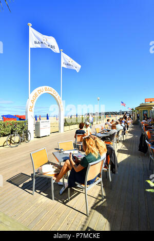Frankreich, Calvados, Pays d'Auge, Deauville, den Strand, die Promenade des Planches (Bühne), Bar du Soleil. Stockfoto