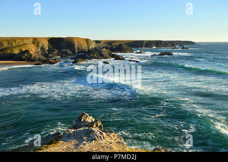 Frankreich, Morbihan, Belle Ile en Mer, die wilde Küste, entlang der GR 340 zwischen der Pointe des Poulains und Herlin Strand (Bangor), Donnant Strand Stockfoto