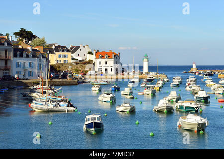 Frankreich, Morbihan, Belle Ile en Mer, Le Palais Hafen mit Phare-Hotel und Leuchtturm Stockfoto