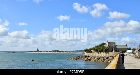 Frankreich, Manche, Saint VAAST LA HOUGUE, der Hafen mit der Kapelle der Matrosen und im Hintergrund die Hougue Festung von Vauban, als Weltkulturerbe von der UNESCO gebaut, Vauban Turm Stockfoto