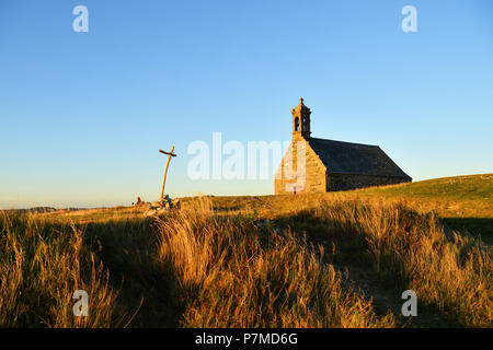 Frankreich, Finistere, Parc Naturel Regional d'Armorique (Armorica Regionalen Naturpark), Saint Rivoal, Monts d'Arrée, Wandern auf dem Mont Saint Michel de Brasparts, der Saint Michel Kapelle Stockfoto