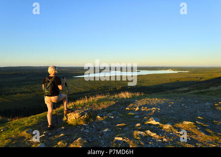 Frankreich, Finistere, Parc Naturel Regional d'Armorique (Armorica Regionalen Naturpark), Saint Rivoal, Monts d'Arrée, Wandern auf dem Mont Saint Michel de Brasparts mit Blick auf die brennilis See (Stausee St. Michel) Stockfoto