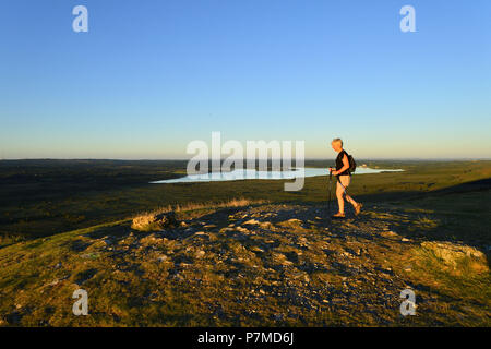 Frankreich, Finistere, Parc Naturel Regional d'Armorique (Armorica Regionalen Naturpark), Saint Rivoal, Monts d'Arrée, Wandern auf dem Mont Saint Michel de Brasparts mit Blick auf die brennilis See (Stausee St. Michel) Stockfoto