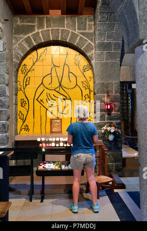 Frankreich, Haute Savoie, Plateau d'Assy, Passy, Notre Dame de Toute Grace Church, St Dominique Keramik von Henri Matisse und Hütte Tür in Bronze von Braque Stockfoto